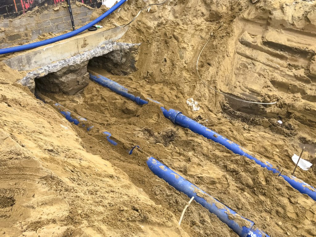 Kładzenie rur kanalizacyjnych